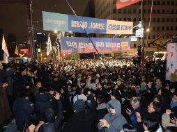La concentración tuvo lugar frente a la Asamblea, rodeada por un amplio dispositivo policial. EFE/Y. SURCOREA