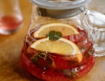 Puedes evitar el azúcar y el piloncillo en el ponche de frutas para hacerlo más saludable. PEXELS