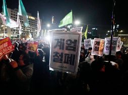 Surcoreanos se congregan para exigir la renuncia del presidente Yoon Suk Yeol frente a la Asamblea Nacional en Seúl. AP /A. Young-joon