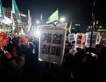 Surcoreanos se congregan para exigir la renuncia del presidente Yoon Suk Yeol frente a la Asamblea Nacional en Seúl. AP /A. Young-joon