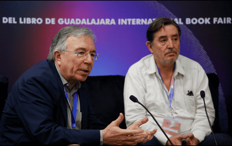Antonio Monegal y Luis García Montero en una rueda de prensa en la FIL. EFE/ Francisco Guasco