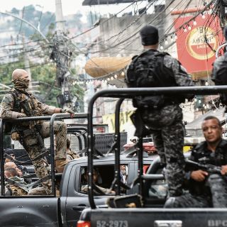 Policía arroja a un hombre desde un puente