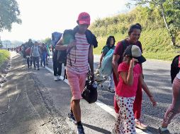 Camina el contingente rumbo a la CDMX, integrado por más de mil 500 ciudadanos de Venezuela, Honduras y Guatemala. EFE