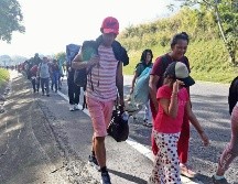 Camina el contingente rumbo a la CDMX, integrado por más de mil 500 ciudadanos de Venezuela, Honduras y Guatemala. EFE