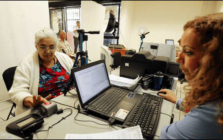 Esta tarjeta se otorga a las personas adultas mayores de 60 años en México. EL INFORMADOR/ ARCHIVO