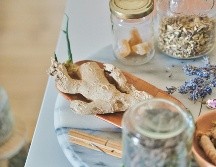 Si utilizas jengibre muy fresco, notarás que las láminas adquieren un ligero color rosado de manera natural durante el proceso de encurtido. UNSPLASH / C. Design