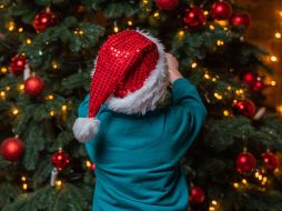 El árbol de Navidad es más que un elemento decorativo. Al elegir cuidadosamente su ubicación y adornarlo con intención, puedes convertirlo en un canal de energía positiva que influya en tu hogar durante estas fiestas. CANVA