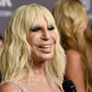 Donatella Versace luce irreconocible con su nueva cara