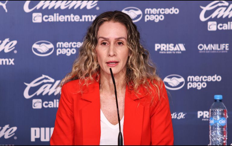 Nelly Simón, directora deportiva de Chivas femenil, durante la presentación de Antonio Contreras, como nuevo director técnico. IMAGO7