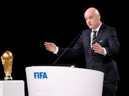 El presidente de la FIFA, Gianni Infantino, junto a la Copa del Mundo. ARCHIVO / AP Photo