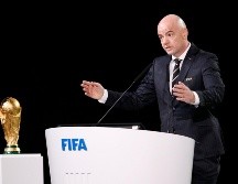 El presidente de la FIFA, Gianni Infantino, junto a la Copa del Mundo. ARCHIVO / AP Photo