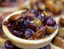 La ciruela pasa también puede disfrutarse como un snack saludable, ideal para mitigar el hambre entre comidas. UNSPLASH / S. Kopstein