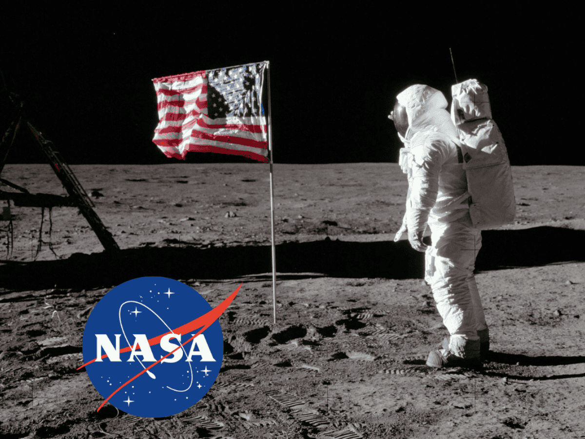 astronauta con bandera en la luna