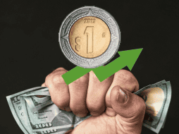 Analistas de Monex destacaron que el peso mexicano se ha visto favorecido tanto por la caída del dólar como por un ajuste en las expectativas de recortes en la próxima reunión de política monetaria de la Fed. Canva