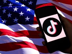 El gobierno de EU alega que la plataforma, muy popular entre los jóvenes de todo el mundo, permite al gobierno chino recopilar datos privados y espiar a los usuarios. ESPECIAL / CANVA y AFP