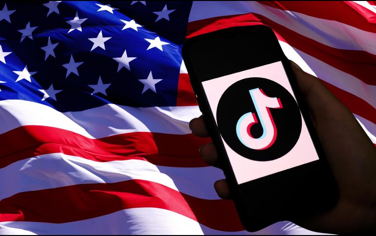 El gobierno de EU alega que la plataforma, muy popular entre los jóvenes de todo el mundo, permite al gobierno chino recopilar datos privados y espiar a los usuarios. ESPECIAL / CANVA y AFP