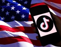 El gobierno de EU alega que la plataforma, muy popular entre los jóvenes de todo el mundo, permite al gobierno chino recopilar datos privados y espiar a los usuarios. ESPECIAL / CANVA y AFP