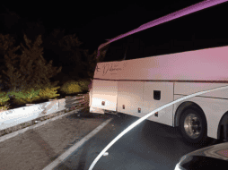 En el incidente automovilístico participaron un autobús de pasajeros, un tráiler de doble remolque y una camioneta. X/@PC_Sinaloa