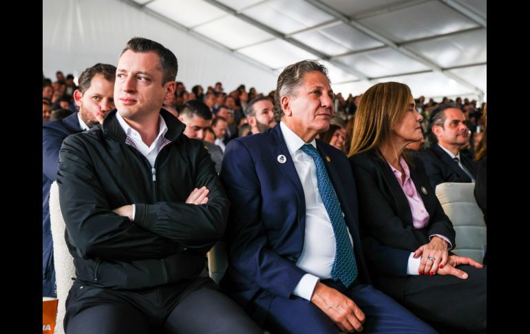 El senador de México, Luis Donaldo Colosio Riojas; el alcalde de Zapopan, Juan José Frangie, y su esposa, durante la toma de protesta de Pablo Lemus como Gobernador de Jalisco.  EL INFORMADOR/ A. Navarro.