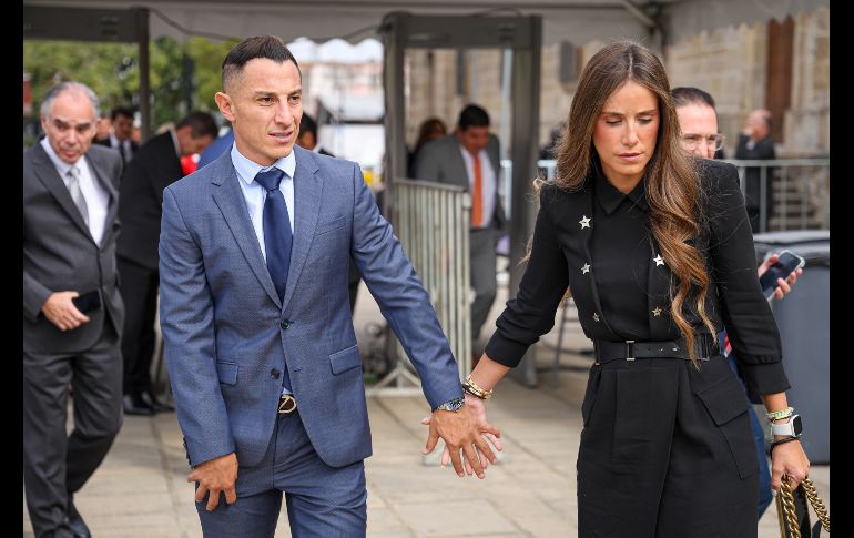 El futbolista, Andrés Guardado y su esposa, durante el primer mensaje de Pablo Lemus como Gobernador de Jalisco. EL INFORMADOR/ H. Figueroa.