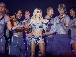 Kenia Os y su cuerpo de baile lucieron en el escenario con vistosas coreografías. EL INFORMADOR/H. Figueroa