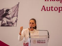 Ante el gobernador Salomón Jara, la presidenta Claudia Sheinbaum indicó que se acordaron obras para Oaxaca como agua potable, caminos artesanales y rehabilitación de carreteras. EFE/ C. López.