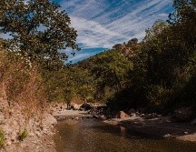La familia recorría las inmediaciones del cuerpo de aguas termales cuando cayeron al río. CORTESÍA