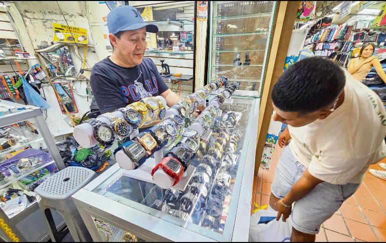 En el Mercado San Juan de Dios es común la comercialización de productos clones. EL INFORMADOR/ H. Figueroa