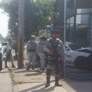 Hombre que trató de secuestrar avión provocó choque de patrulla que lo trasladaba