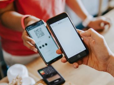 Antes de escanear un código QR en lugares públicos, como restaurantes o espacios al aire libre, examínalo detenidamente. UNSPLASH / D. Dvořáček