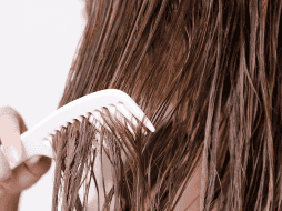 Hay una manera correcta de secar el cabello. UNSPLASH / C. WORATHAT