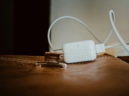 Adoptar prácticas como enrollar el cable correctamente, evitar exponerlo al calor, desconectarlo con cuidado marcan la diferencia . UNSPLASH / R. Aldama