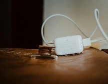 Adoptar prácticas como enrollar el cable correctamente, evitar exponerlo al calor, desconectarlo con cuidado marcan la diferencia . UNSPLASH / R. Aldama