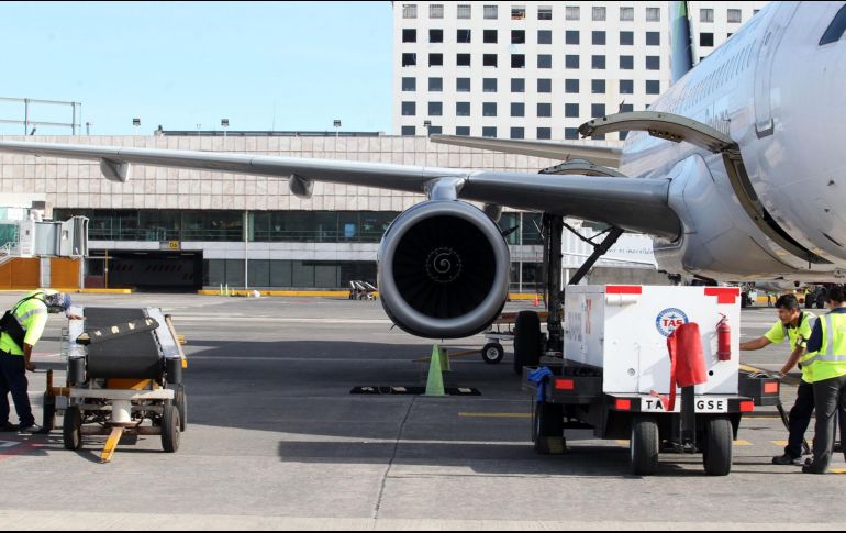 El avión apenas tenía 30 minutos en el aire cuando el sujeto intentó abrir una de las puertas de la aeronave y amenazó a la aeromoza. EL INFORMADOR/ ARCHIVO