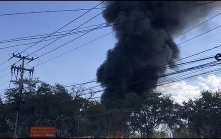 La columna de humo fue percibida varios metros a la redonda. ESPECIAL