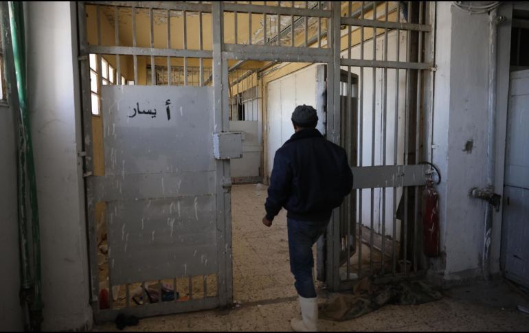 Esta prisión, que habría albergado entre 10.000 y 20.000 detenidos, según estimaciones de Amnistía Internacional, se hizo terriblemente famosa por el uso de tortura y fuerza excesiva tras un motín de presos en 2008. EFE/EPA/M. AL RIFAI.