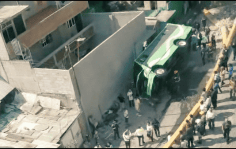 El chofer del autobús fue detenido por policías de Tlalnepantla quienes lo trasladaron ante el Ministerio Público para deslindarse responsabilidades y el pago de daños. X / @raiz_rescate