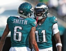 DeVonta Smith (#6) y A.J. Brown no han tenido esta campaña el impacto de temporadas anteriores. AFP/H. Barry