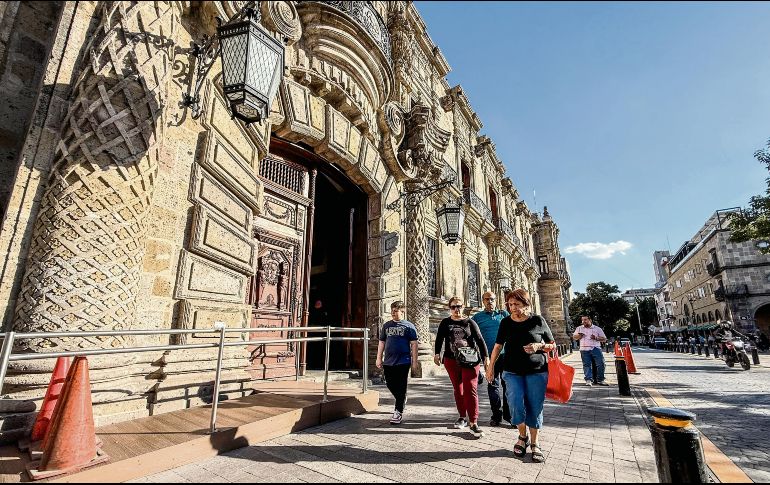 Sin las vallas instaladas en la administración anterior, la ciudadanía puede transitar libremente en los alrededores del Palacio de Gobierno. EL INFORMADOR/ A. Navarro