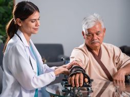 Modificar estos hábitos puede marcar una gran diferencia en la prevención de un accidente cerebrovascular. Adoptar un estilo de vida saludable, que incluya una dieta balanceada, ejercicio regular y manejo adecuado del estrés, es clave para proteger la salud cardiovascular y cerebral.CANVA