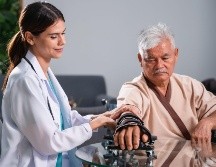 Modificar estos hábitos puede marcar una gran diferencia en la prevención de un accidente cerebrovascular. Adoptar un estilo de vida saludable, que incluya una dieta balanceada, ejercicio regular y manejo adecuado del estrés, es clave para proteger la salud cardiovascular y cerebral.CANVA