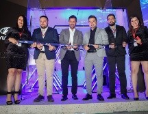 Martha Casares, José Tirado, José Luis Partida, Michel Solís, Eduardo González y Mónica Montaño en el corte de listón de la nueva agencia Dalton Hyundai Galerías. GENTE BIEN JALISCO / A. Martínez