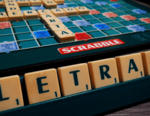 Scrabble es un juego de mesa en el que los jugadores forman palabras en un tablero para ganar puntos. Pixabay