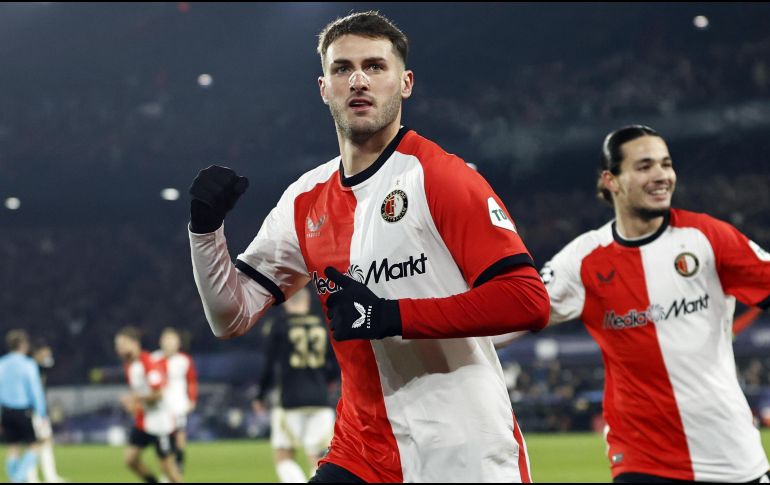 Santiago Gimenez anota gol con el Feyenoord durante su compromiso en la Champions League. EFE / EPA / MAURICE VAN STEEN