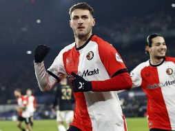 Santiago Gimenez anota gol con el Feyenoord durante su compromiso en la Champions League. EFE / EPA / MAURICE VAN STEEN