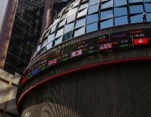 En la jornada, el peso mexicano se apreció un 0.21 % frente al dólar, al cotizar en 18.24 unidades por billete verde, frente a los 18.28 en la jornada anterior, según datos del Banco de México. NTX / ARCHIVO