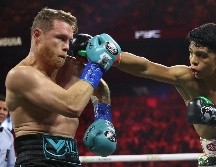 En mayo Saúl Álvarez retuvo sus campeonatos mundiales al vencer a Jaime Munguía por decisión unánime. AFP/GETTY IMAGES/C. Petersen