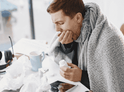 Busca atención médica si experimentas dificultad para respirar, fiebre persistente por más de tres días o un agravamiento de los síntomas. CANVA