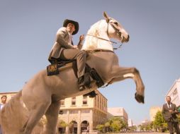 Tras conquistar al público con su primera temporada en 2023, la serie 'El niñero' regresa con una nueva entrega que promete continuar rompiendo estereotipos sobre los roles de género. CORTESÍA