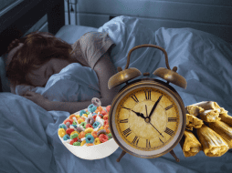 Cenar justo antes de dormir podría estar dañando a tu sistema digestivo. PEXELS / CANVA